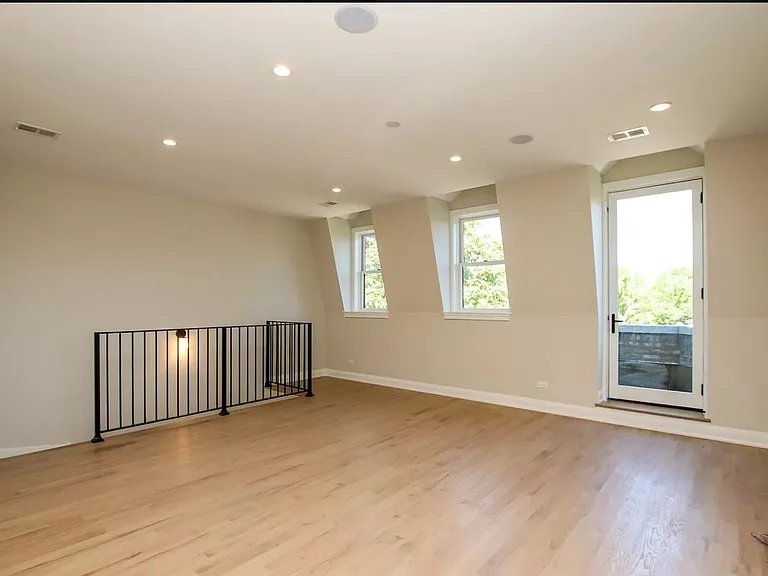 1225 W Addison St #3 — Photo 3