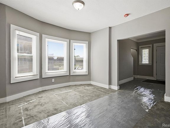 5th image of 3010 Montclair St