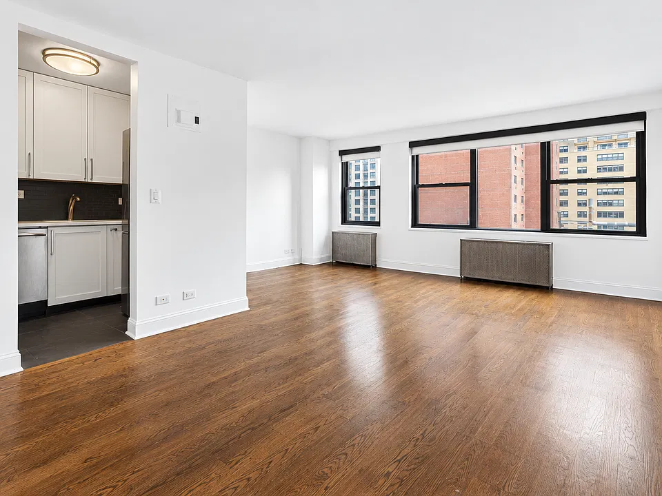 200 E 27th St #10J