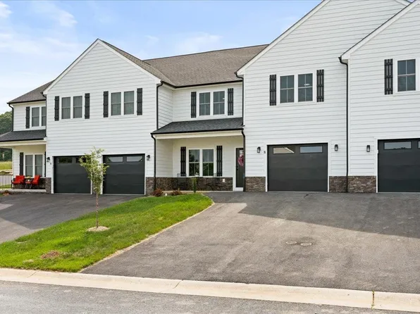 8 Ashwood Ln, Staunton, VA 24401