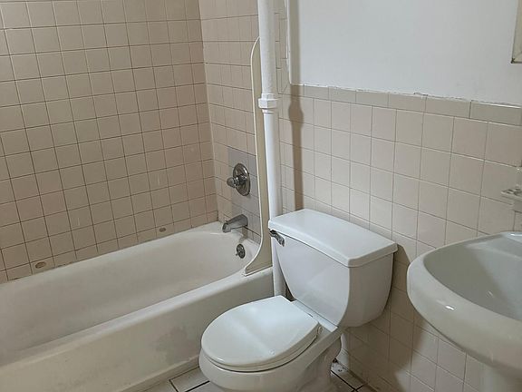 5th image of 137 Hawthorne Ave #2