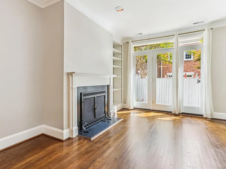 1158 N Pitt St — Photo 11
