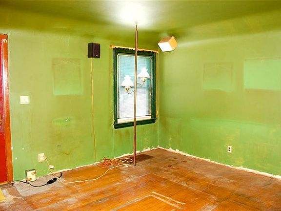 2nd image of 2671 Elmwood St