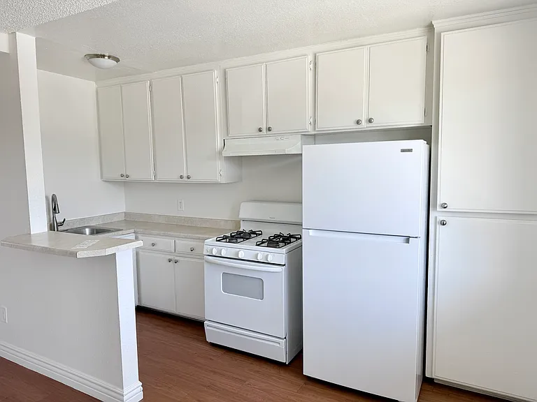 7355 Woodley Ave #8 — Photo 8