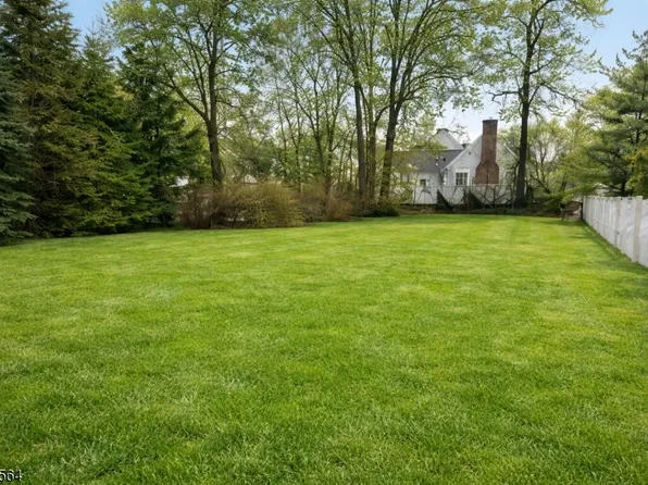 8 Hedges Ave, Chatham Boro, NJ 07928