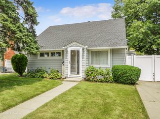 810 Mirabelle Ave, Westbury, NY 11590
