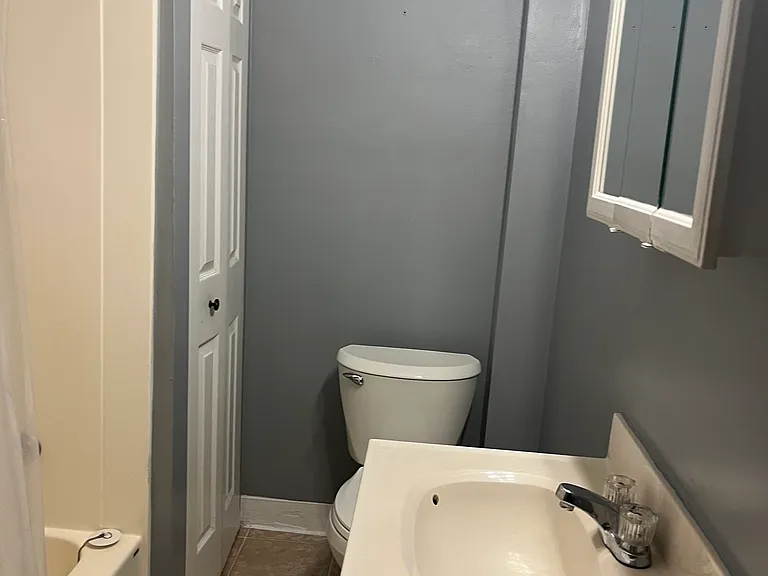 9 1/2 N Washington St #UPSTAIRS — Photo 19