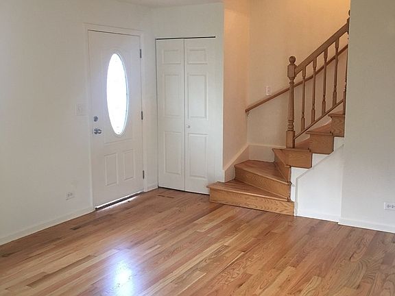 4th image of 142 Surrey Dr