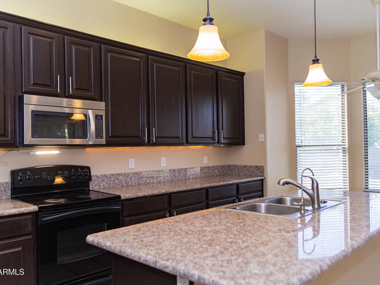 4 bed, 2.5 bath, 2647 sqft, $2,700 — Photo 2