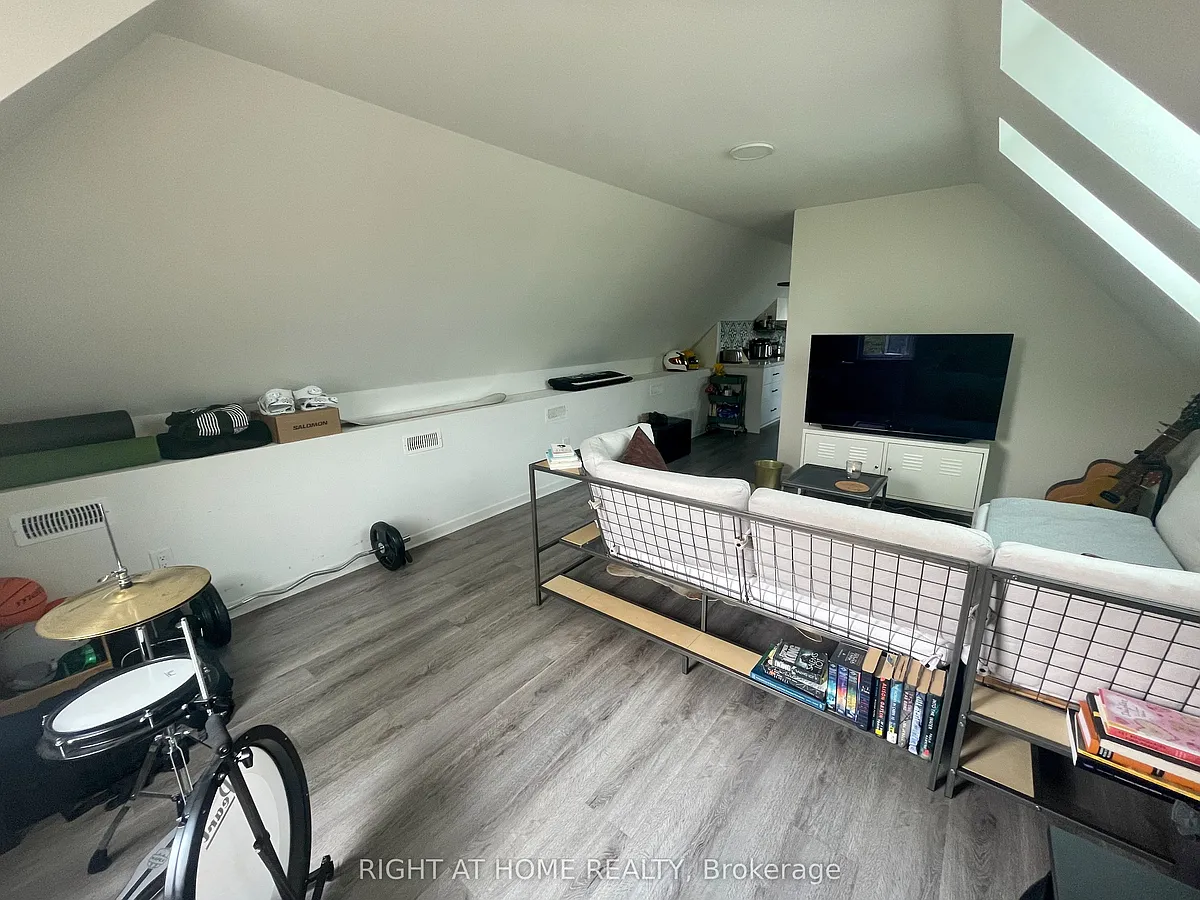 Building Photo - 1258 Broadview Ave #4