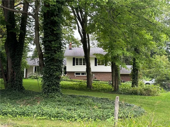 17998 Elliott Dr, Chagrin Falls, OH 44023