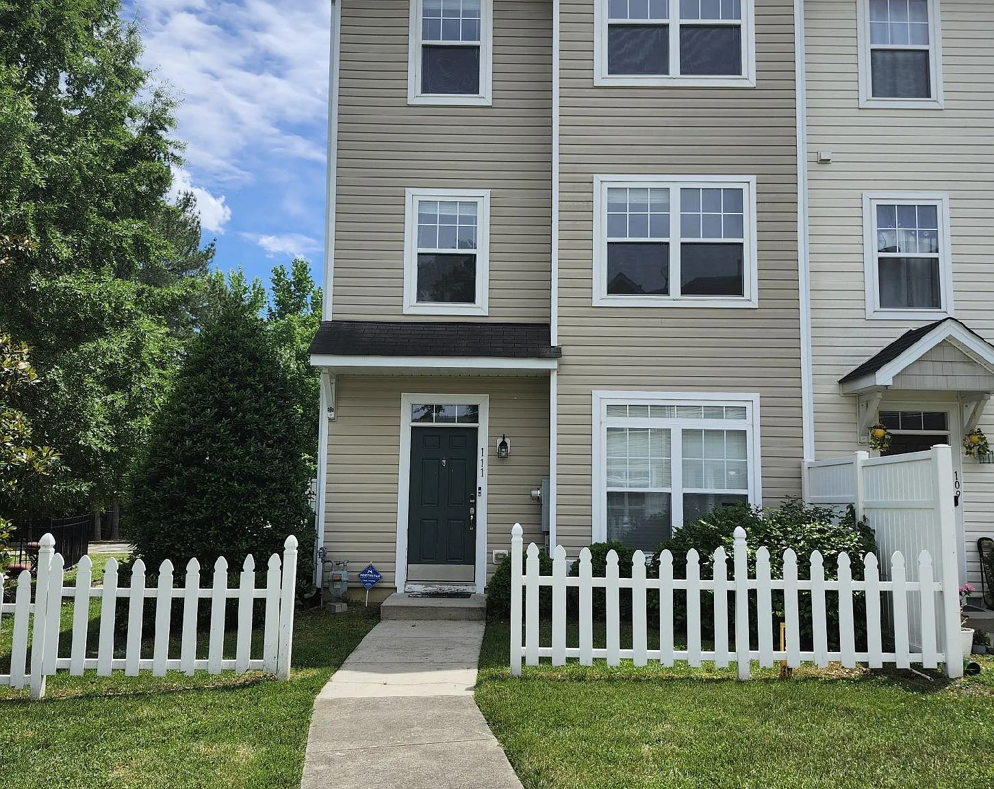 3 bed, 2.5 bath, 1730 sqft, $1,900 — Photo 1