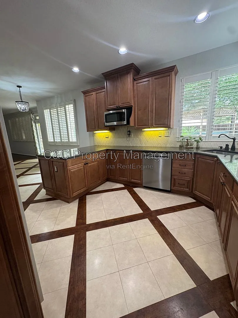 5 bed, 3.0 bath, 2646 sqft, $3,800 — Photo 3
