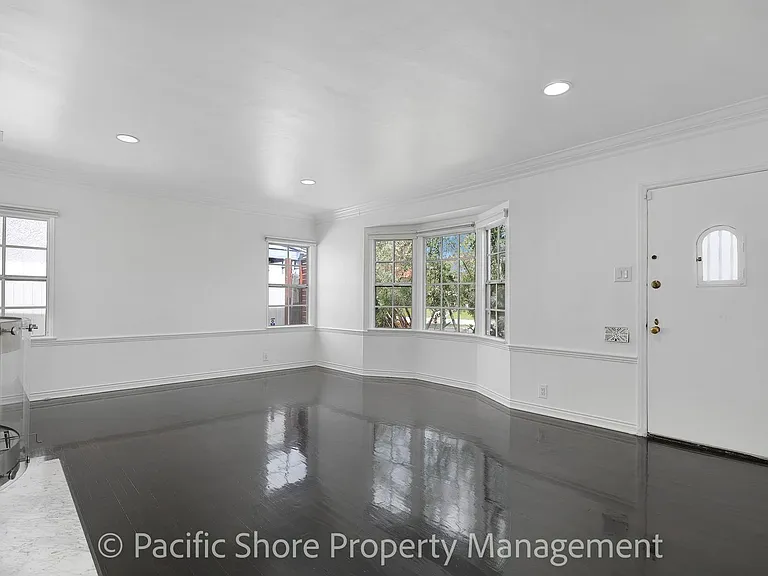 1521 S Curson Ave — Photo 2