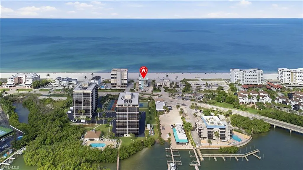 Pelican Pointe Condo — Photo 2