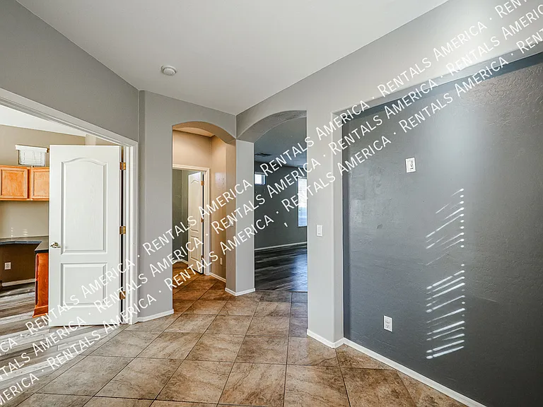 2614 W Florentine Rd — Photo 6