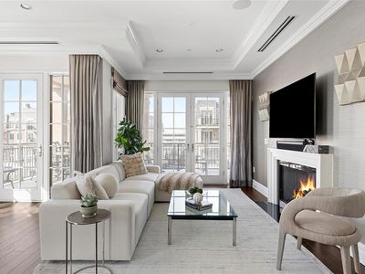 1000 Royal Court #1207, North Hills, NY, 11040