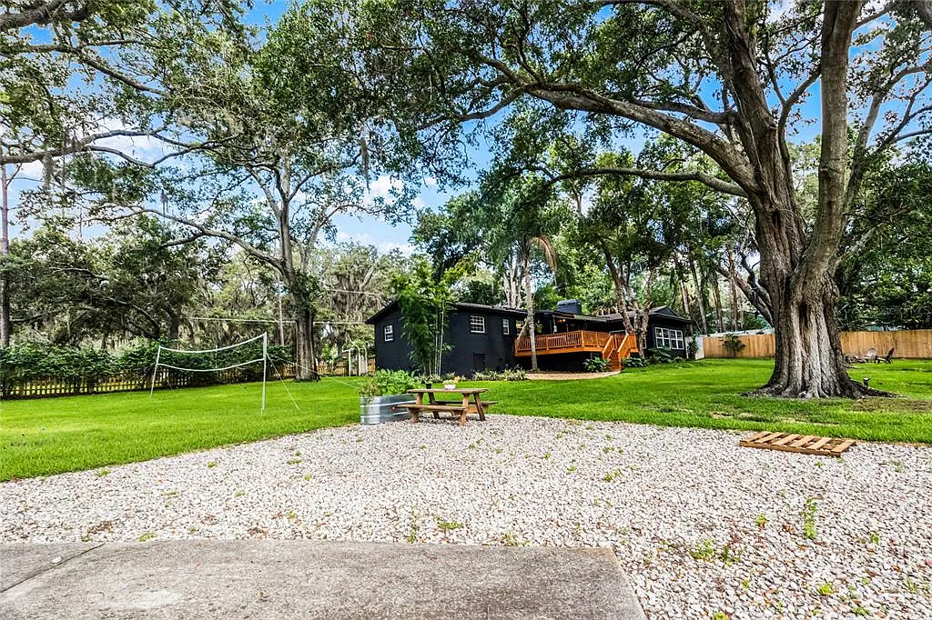 3 bed, 1.0 bath, 1729 sqft, $3,100 — Photo 2