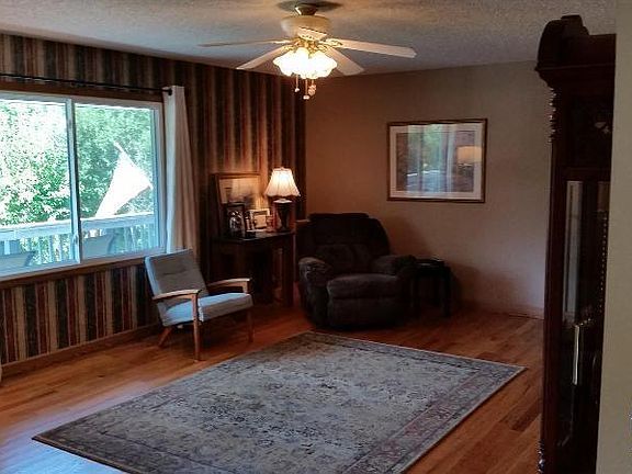 3rd image of 3660 NE Oakwood Dr