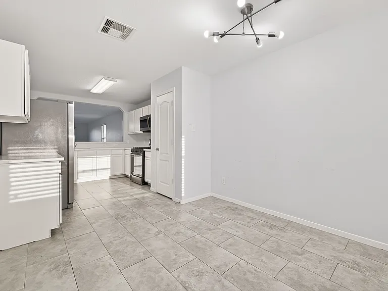 2731 Roaring Oaks Ln — Photo 9