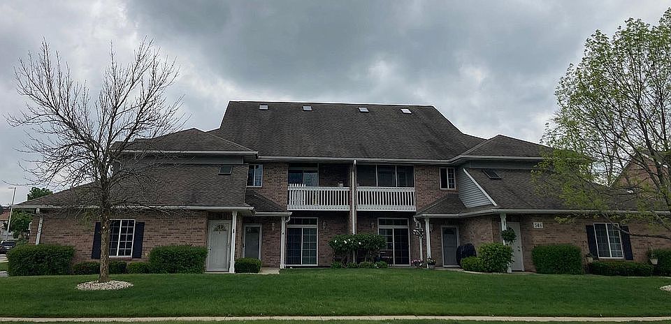  Front View/Grass Area