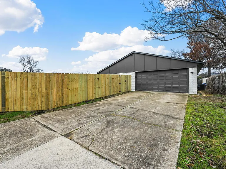 4940 Watkins Dr — Photo 24