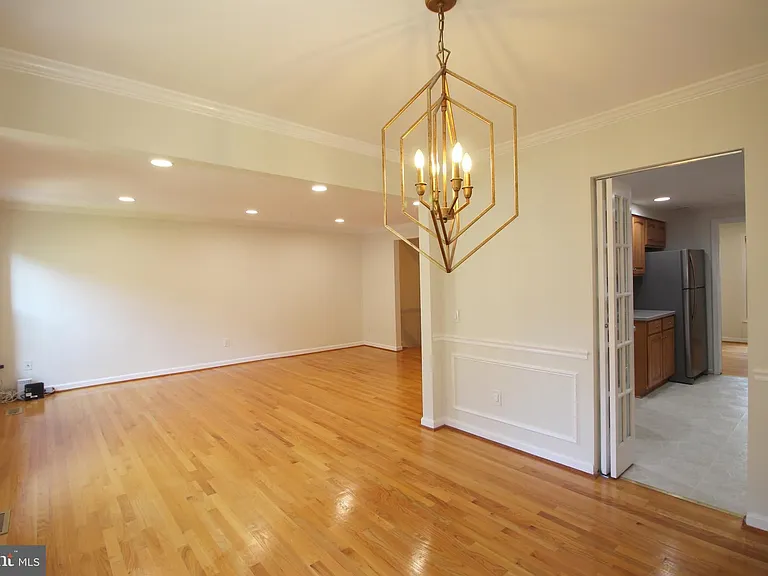 436 N Park Dr — Photo 4