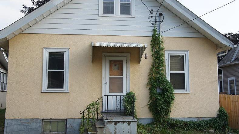 2nd image of 925 Lawson Ave E