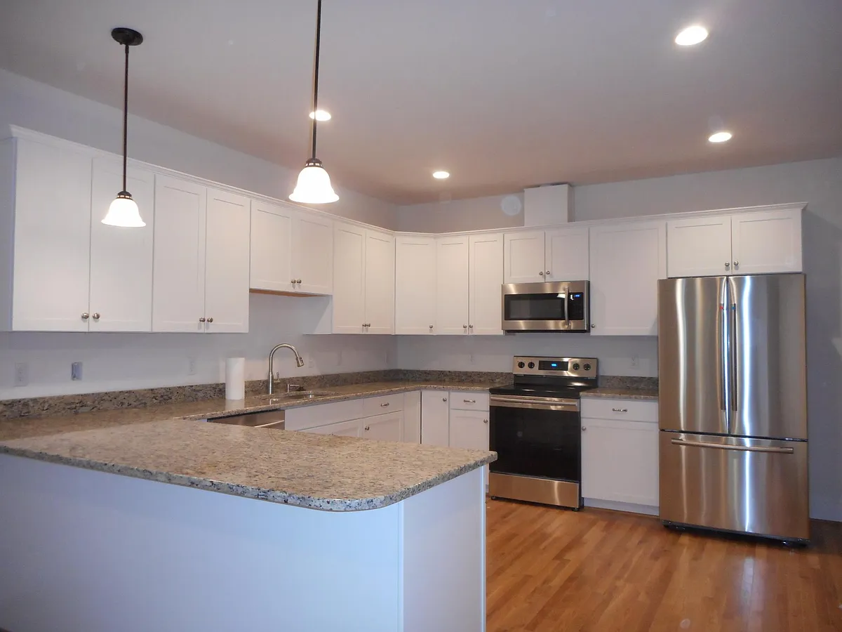 Open modern kitchen w/ Granite, Stainless Steel and breakfast bar - 305 W Grace St #B