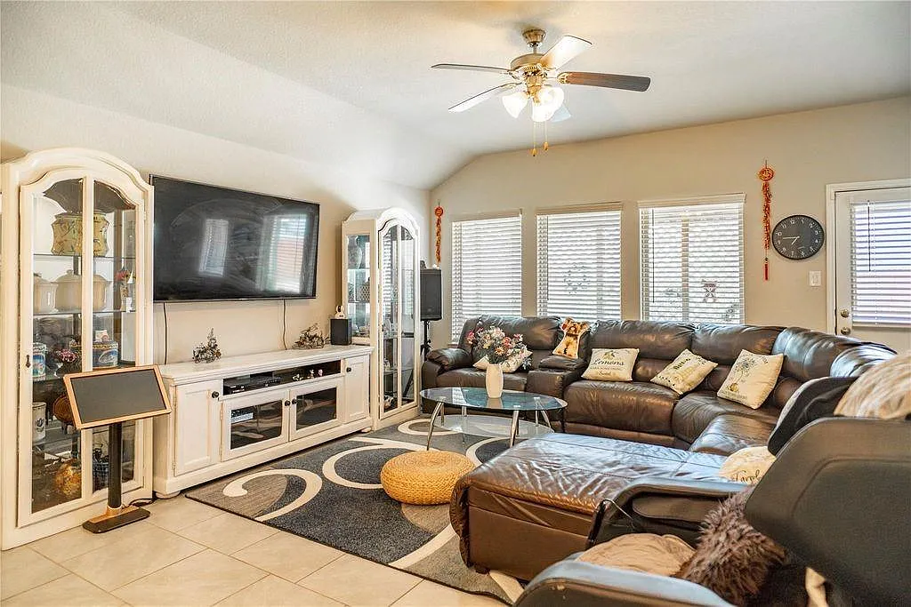 4 bed, 2.0 bath, 2127 sqft, $2,600 — Photo 4