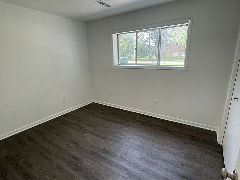 205 E Saginaw Hwy — Photo 9