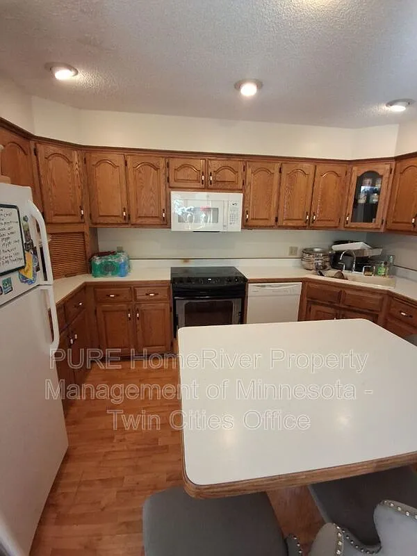 4 bed, 2.0 bath, 1774 sqft, $2,889 — Photo 4