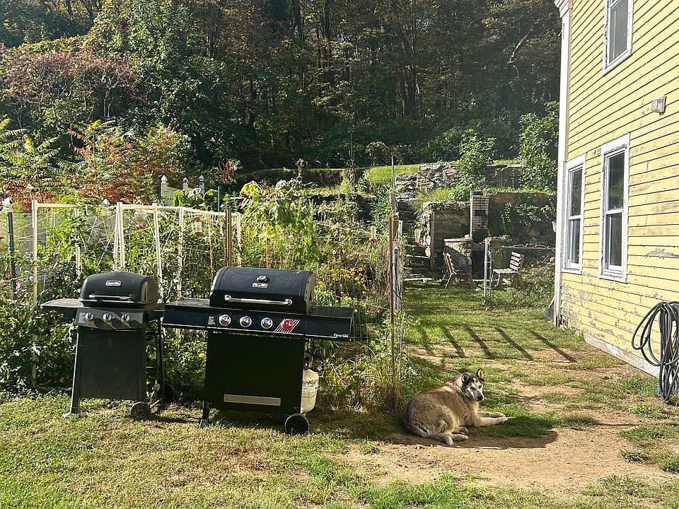 Lower Terrace (Fenced-In Yard, Community Garden, Community Grills)