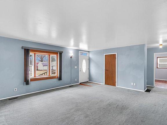 3rd image of 902 Oakcrest Dr