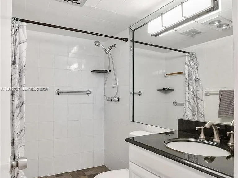 180 NE 12th Ave #18 — Photo 8