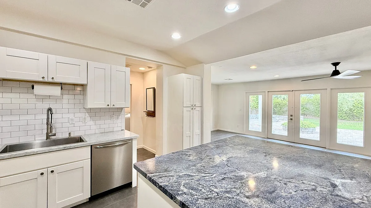 3 bed, 2.5 bath, 1994 sqft, $4,250 — Photo 4