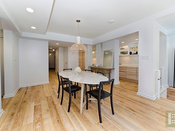 3rd image of 240 E 55th St APT La