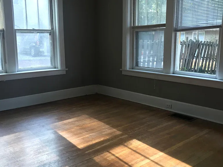 209 Stone Ave — Photo 9