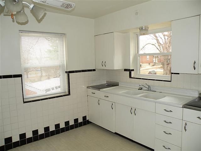 2nd image of 1128 Betty Ln