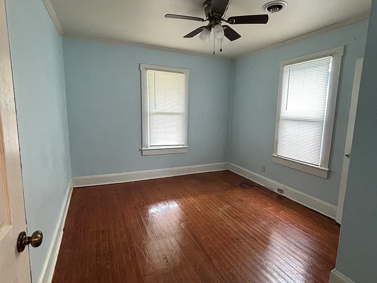 2208 Barnett Ave — Photo 2