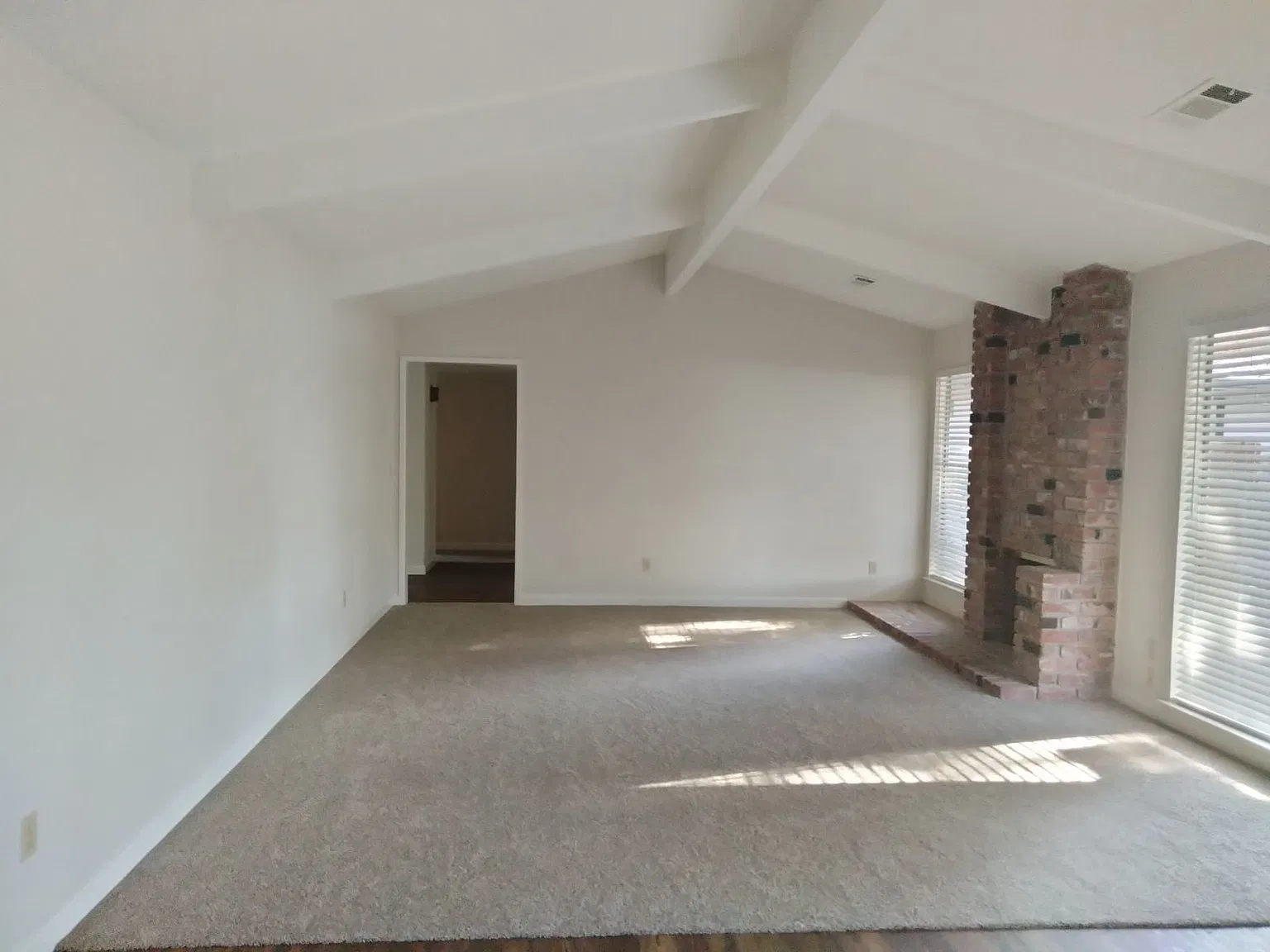 3 bed, 2305 sqft, $2,850 — Photo 3