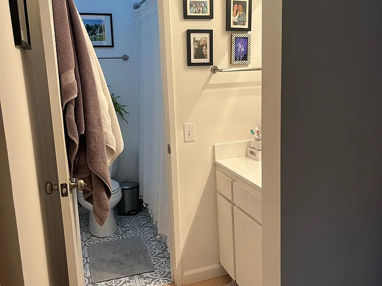 En Suite bathroom to primary bedroom