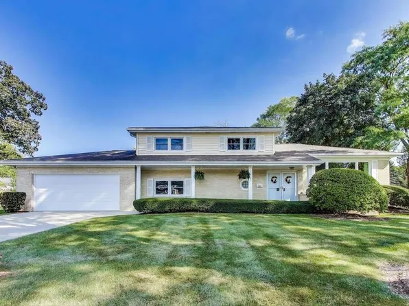 945 Hawthorne Ln, Northbrook, IL 60062