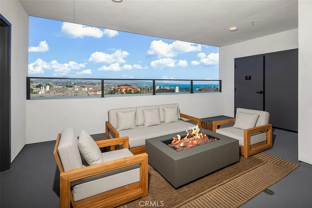 1 bed, 1.5 bath, 1315 sqft, $7,950 — Photo 2