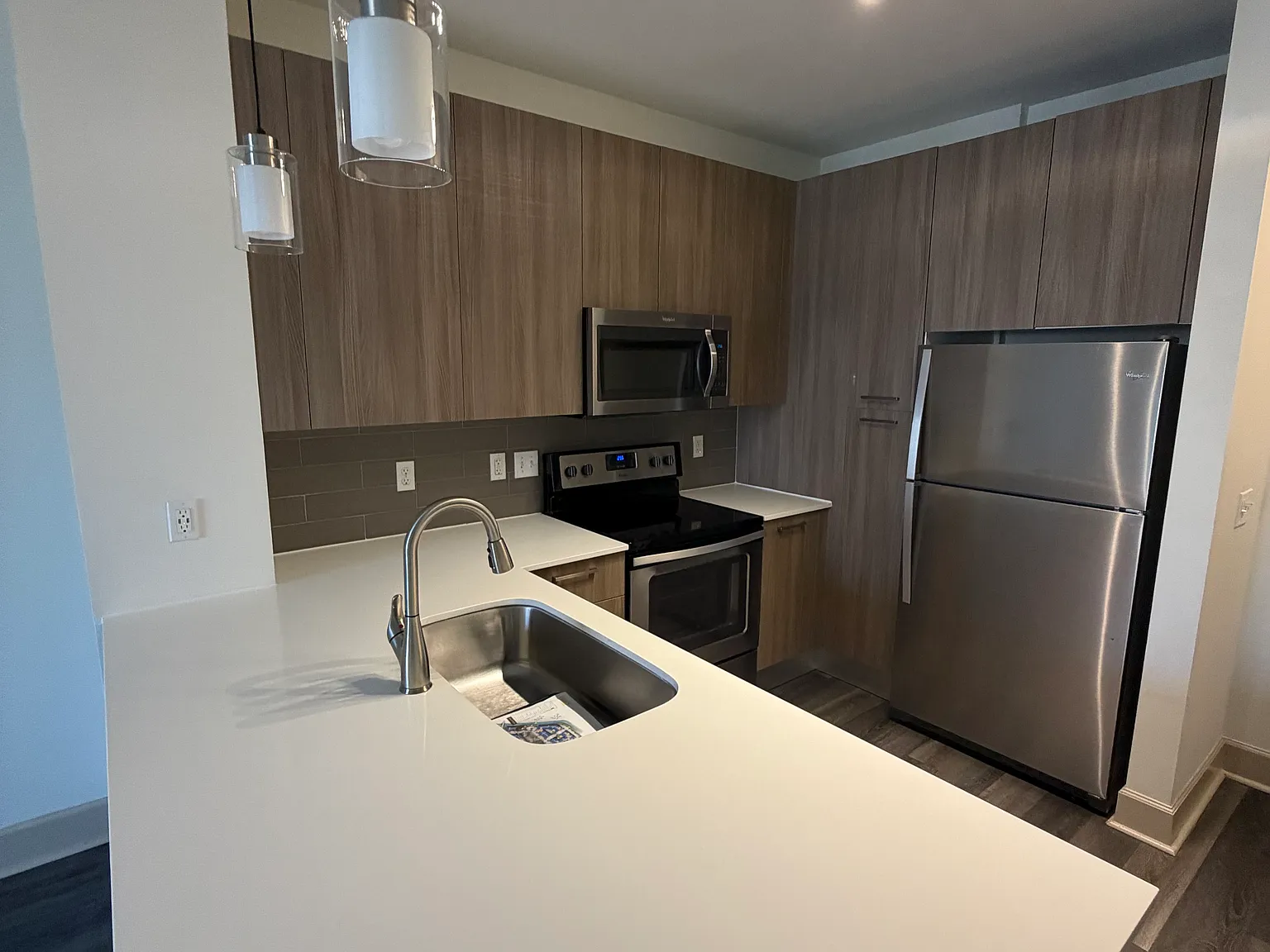 1 bed, 735 sqft, $2,197 — Photo 3