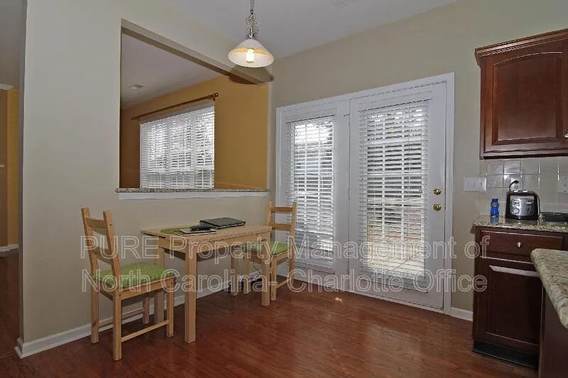 5 bed, 2.5 bath, 2600 sqft, $2,699 — Photo 3