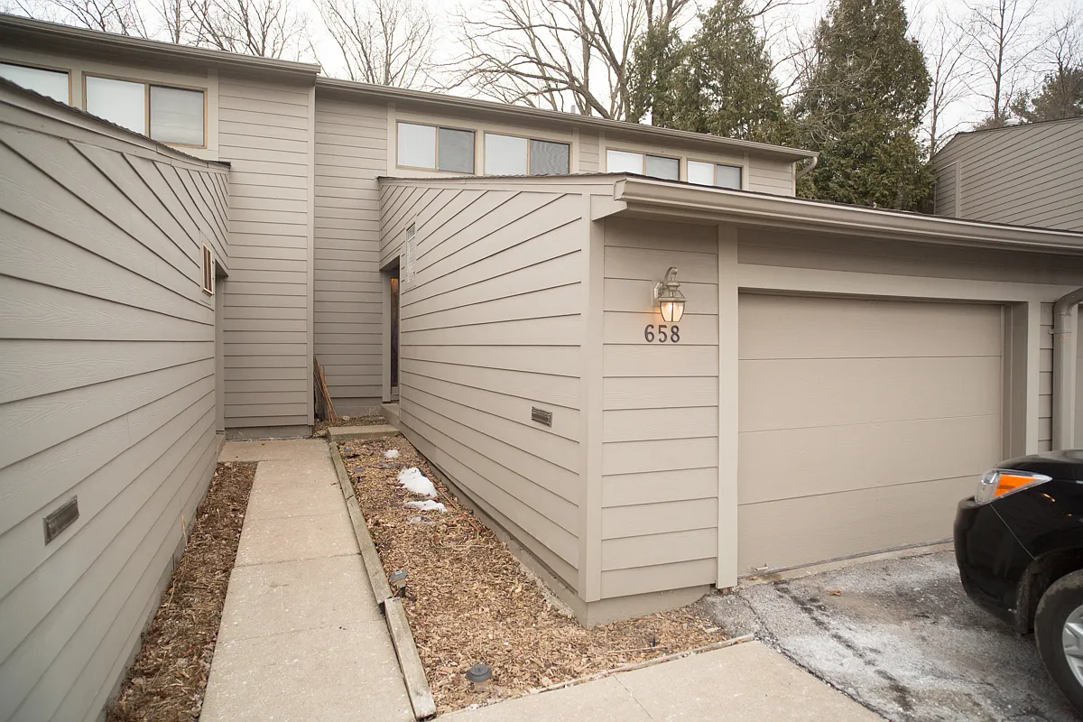 658 Peninsula Ct photo 1