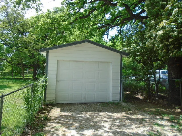 Cozy 2 bed, 1 bath house with large back yard in FW ISD — Photo 2