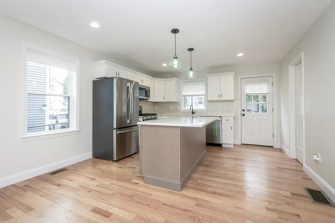 3 bed, 2.5 bath, 1600 sqft, $3,400 — Photo 3