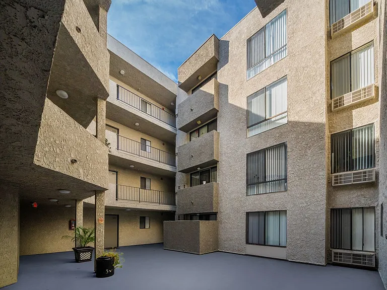 Chateau Regent Apartments — Photo 17